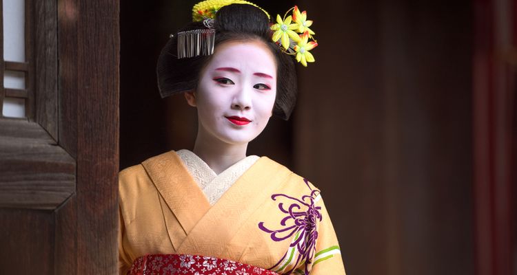 Geisha: Chào mừng đến với hình ảnh Geisha tuyệt đẹp! Mặc dù giống như một hình ảnh phản cảm tại Nhật Bản, nhưng Geisha là một biểu tượng lịch sử và nghệ thuật. Hãy tận hưởng sự yên tĩnh và truyền cảm hứng từ hình ảnh Geisha đẹp.