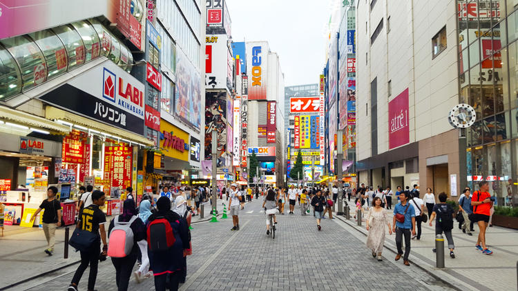 People walking around a city in Japan | tsunagu Japan