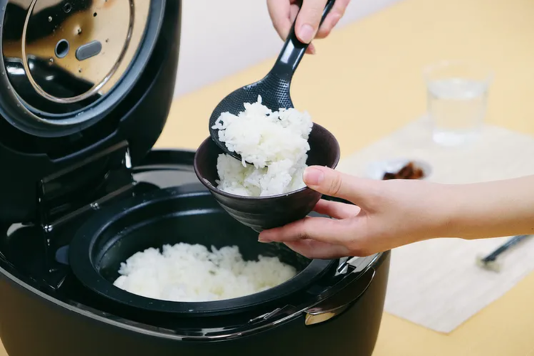 why does my rice cooker smell like plastic