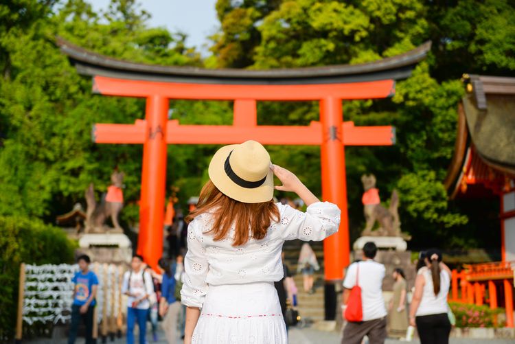 女人站在日本鳥居前