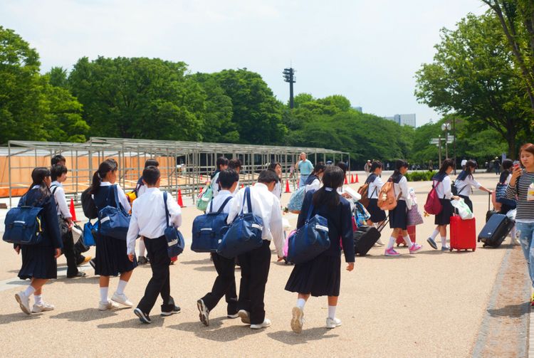 日本學生在公園行走