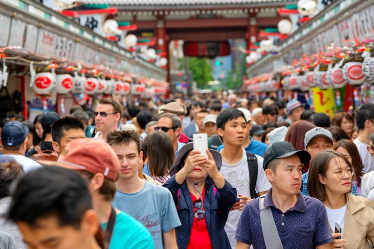 asakusa scene full of tourists