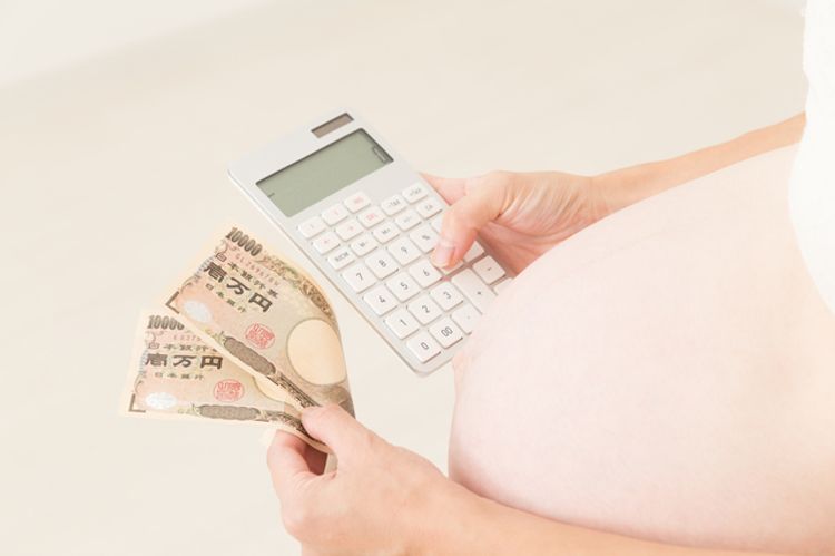 pregnant lady figuring out finance