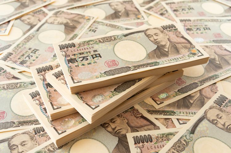 stack of ten thousand yen bills