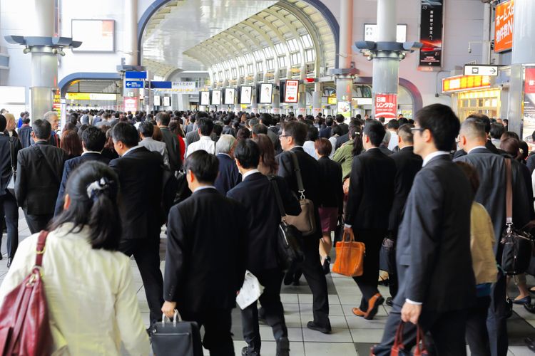 crowd in shinagawa station