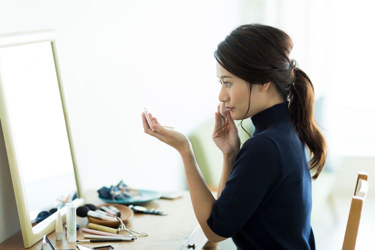 japanese lady doing makeup