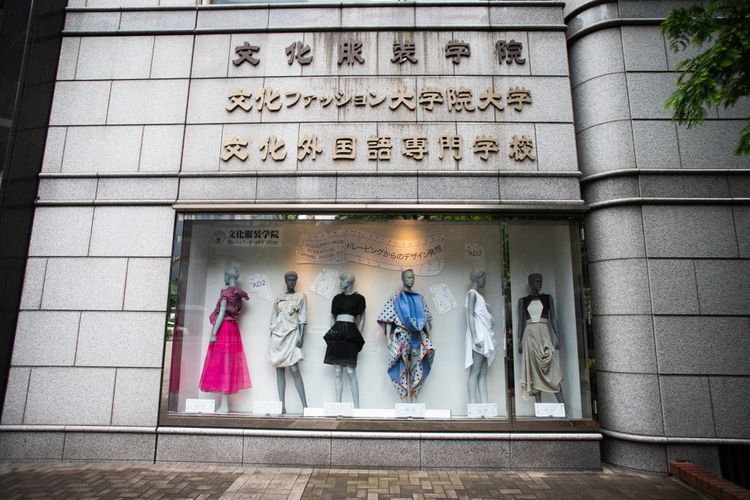 文化服裝學院的門口展示櫥窗