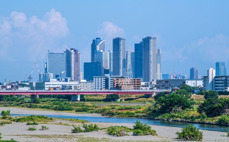pixta川崎市位于神奈川县东北部,与北边的东京之间隔着多摩川相望,南