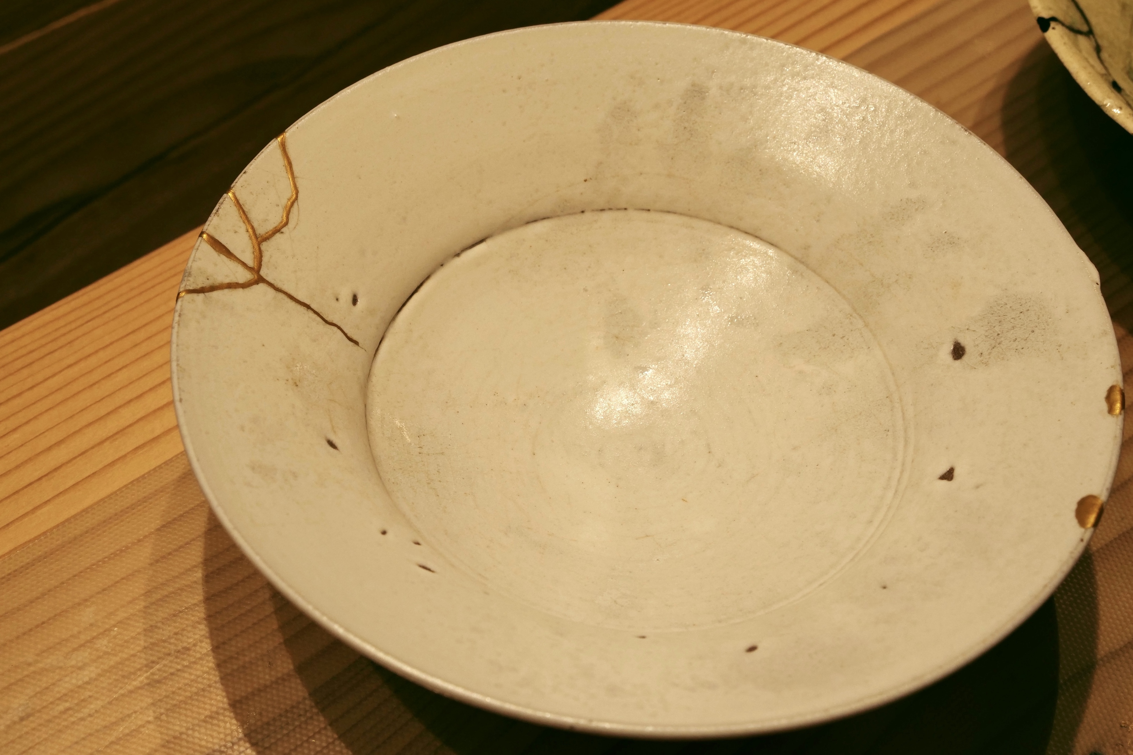 日本の伝統工芸「金継ぎ」 傷を修復する中で見せる不完全な美しさ